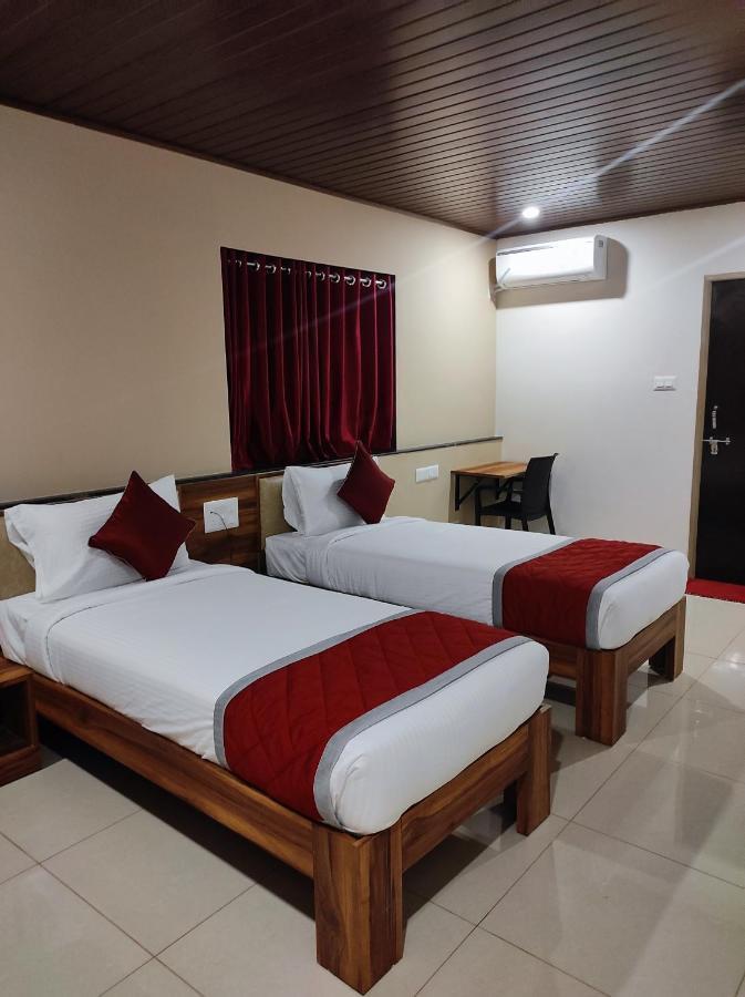 Skanda comforts Mangalore Quarto foto